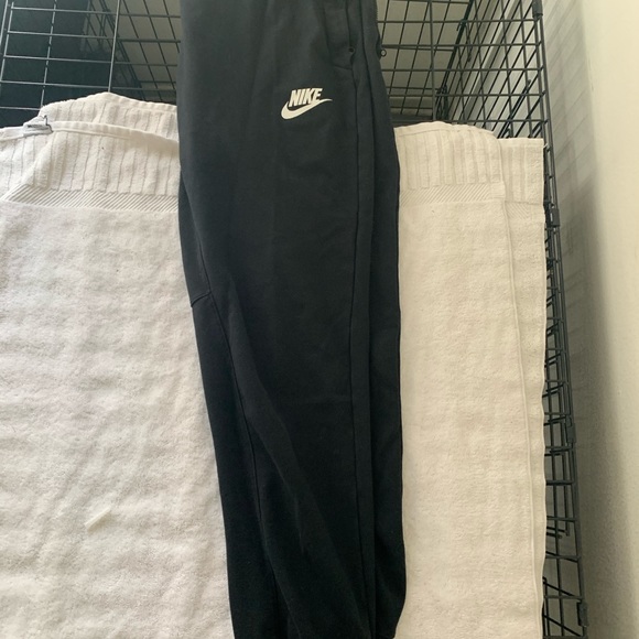 Nike joggers - Picture 2 of 2